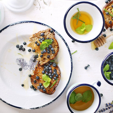 The picture taken for the needs of Emalco Enamelware - a Polish manufacturer of high quality enamel utensils. The idea was to present their Spring Collection in a casual, natural way. 