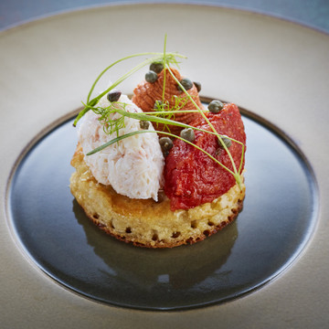 This little beauty was photographed at a recent shoot in Torquay with michelin starred Chef, Simon Hulstone.  His restaurant The Elephant is a beautiful place with stunning team and right on the seafront with a gorgeous harbour to look across.
This dish is Brixham Crab Crumpet, Brown Crab Pâté & Tomato Jam


Chef: @hulstone
Restaurant: @elephanttqy
