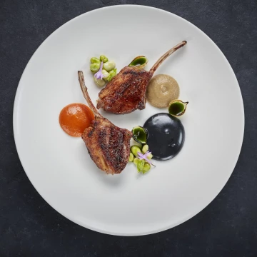 Wood smoked lamb cutlets with charcoal mayonnaise, burnt aubergine, tomato & red pepper ketchup from the talented @mikereidchef at @mrestaurants_<br />
Beautifully simple with incredible flavours!<br />
Thank you so much for the award!<br />
@jodihindsphoto