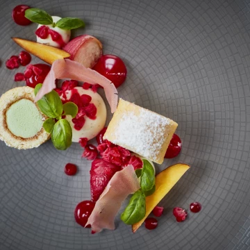 Summer deserts from the talented kitchen @simpsons_restaurant<br />
Arctic roll, raspberry, white chocolate, peach<br />
Chefs: @luke.tipping @chunk86 @franbrella<br />
Restaurant: @simpsons_restaurant<br />
Photographer: @jodihindsphoto