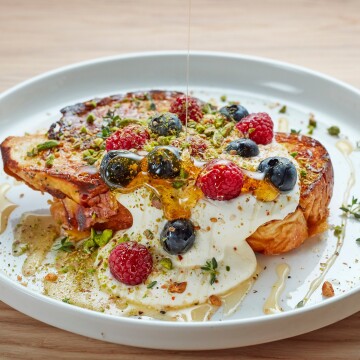 A beautiful new opening in Aldgate East, London is Amber - a stunning Mediterranean, Middle Eastern all day dining experience - from morning coffee culture to late night cocktails, it was such a lovely experience shooting with them.<br />
Breakfast doesn't get much better than this dish - Challah Toast  - Whipped mascarpone yogurt, seasonal fruit, honey, thyme, seeds, pistachios on brioche bread<br />
Deliciousness defined....<br />
Chef: Murat Kilic @murroviajero<br />
Designer: Solveig Castell<br />
Restaurant: @amber.ldn<br />
Photographer: @jodihindsphoto