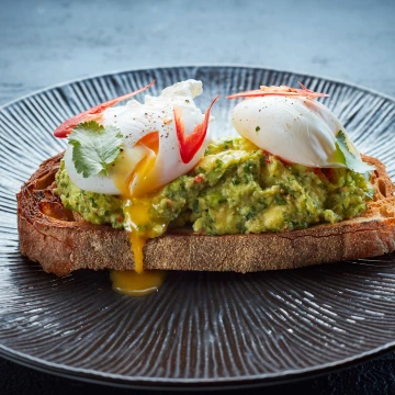 Weekend breakfasts don't get much better than avocado and eggs on toast! A great new restaurant opening in London is Tom, Dick & Harry's <br />
<br />
Restaurant: @tdhloughton<br />
Communications: @rochecom<br />
Photographer: @jodihindsphoto