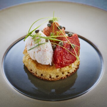 This little beauty was photographed at a recent shoot in Torquay with michelin starred Chef, Simon Hulstone.  His restaurant The Elephant is a beautiful place with stunning team and right on the seafront with a gorgeous harbour to look across.
This dish is Brixham Crab Crumpet, Brown Crab Pâté & Tomato Jam


Chef: @hulstone
Restaurant: @elephanttqy
