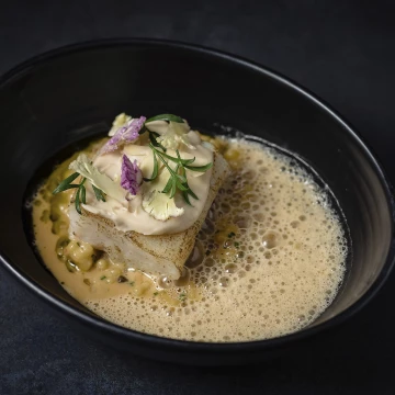 For a new restaurant in Amsterdam, I made a series of food photo's for the menu and socials. This codfish with fregola, cauliflower, and beurre-blanc.