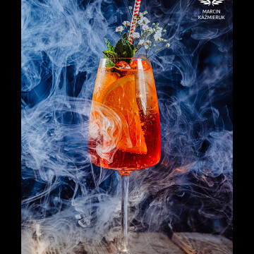 Smokey Aperol for @restauracjasofa that not only serves one of the best drinks but also extraordinary burgers and Polish food in @miasto_jelenia_gora<br />
@marcin4funphotos<br />
@fotofoodie