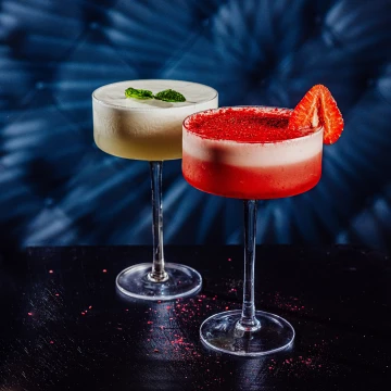 Two versions of delicious Martini drinks for @restauracjasofa that not only serves one of the best drinks but also extraordinary burgers and Polish food in @miasto_jelenia_gora<br />
@marcin4funphotos<br />
@fotofoodie