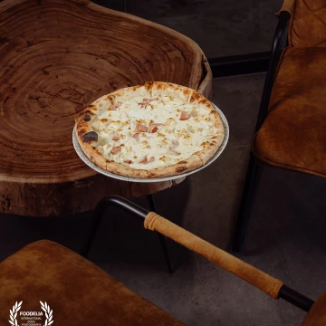 New menu by new chef @maciejmoranski at beautiful and delicious restaurant Horyzont Smaków @zlotyhoryzont. At the picture Pizza with oyster mushroom/dried sausage/smoked cheese/mozzarella fior di latte<br />
<br />
@marcin4funphotos<br />
@fotofoodie<br />
@nikon_pl @nikoneurope @nikonusa