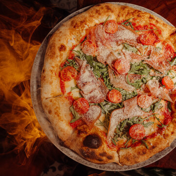 New menu by new chef @maciejmoranski at beautiful and delicious restaurant Horyzont Smaków @zlotyhoryzont. At the picture Pizza parma crudo/arugula/parmigiano reggiano/cherry tomato/mozzarella fior di latte<br />
<br />
@marcin4funphotos<br />
@fotofoodie<br />
@nikon_pl @nikoneurope @nikonusa