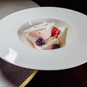New seasonal menu at Mövenpick Resort & Spa Karpacz - Poland<br />
Meringue, dried flowers, rhubarb, mascarpone.<br />
Made by chef @andrzej_sawka<br />
<br />
@marcin4funphotos<br />
@fotofoodie<br />
@movenpickkarpacz @restauracja_polanka_karpacz<br />
@movenpickhotels @viennenicolas24<br />
@nikon_pl @nikoneurope @nikonusa