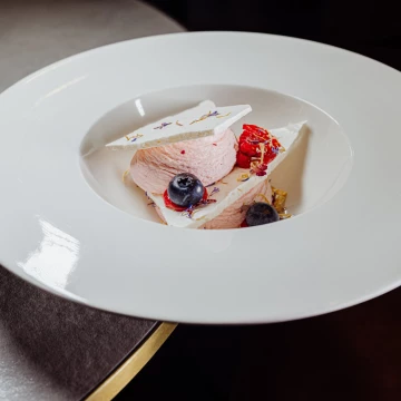 New seasonal menu at Mövenpick Resort & Spa Karpacz - Poland<br />
Meringue, dried flowers, rhubarb, mascarpone.<br />
Made by chef @andrzej_sawka<br />
<br />
@marcin4funphotos<br />
@fotofoodie<br />
@movenpickkarpacz @restauracja_polanka_karpacz<br />
@movenpickhotels @viennenicolas24<br />
@nikon_pl @nikoneurope @nikonusa