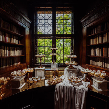 This photo was created at the special request of a wedding reception at @zamekczocha. A sweet table filled with delicious desserts straight from @tortowawakcji<br />
@marcin4funphotos<br />
@mojesluby<br />
@anna.poplawska.florystka<br />
@magazyn_wesele<br />
@nikon_pl @nikoneurope @nikonusa @godox_global