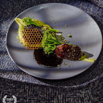 New menu by new chef @maciejmoranski at beautiful and delicious restaurant Horyzont Smaków @zlotyhoryzont. At the picture: Lamb rump/demi-glace/broad beans/wild broccoli<br />
<br />
@marcin4funphotos<br />
@fotofoodie<br />
@nikon_pl @nikoneurope @nikonusa