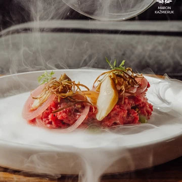 New menu by new chef @maciejmoranski at beautiful and delicious restaurant Horyzont Smaków @zlotyhoryzont. At the picture: Smoked beef tartare/marinated mushrooms/parsley mayonnaise/marinated red onion/leek<br />
<br />
@marcin4funphotos<br />
@fotofoodie<br />
@nikon_pl @nikoneurope @nikonusa