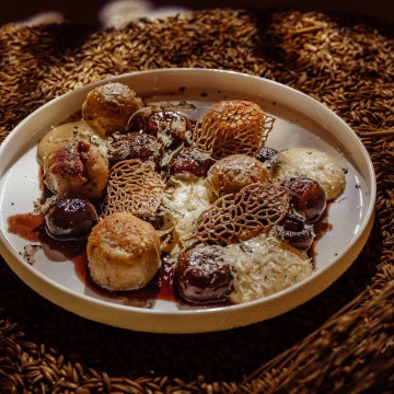 New autumn menu at Mövenpick Resort & Spa Karpacz - Poland<br />
here dumplings made from our own bread, red wine sauce, brown mushrooms, truffle, parmesan and truffle espuma!<br />
Made by chef @andrzej_sawka<br />
<br />
@marcin4funphotos<br />
@fotofoodie @kawkastudio<br />
@movenpickkarpacz @restauracja_polanka_karpacz<br />
@movenpickhotels<br />
@nikon_pl @nikoneurope @nikonusa