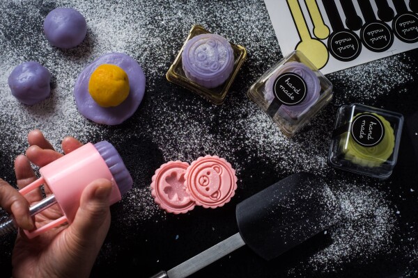 100% Hand making iced-skin mooncakes for Mid-Autumn Festival 

Purple skin filled with Mashed Sweet Yam and Crushed Salted Egg Yolks, 