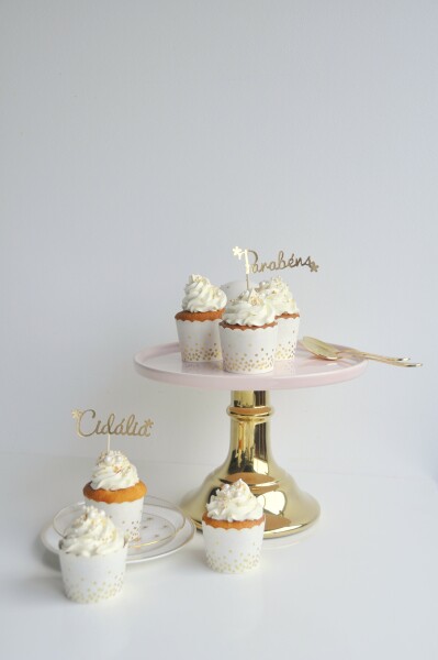 These cupcakes were made to Cidália, who celebrated her birthday recently and were a present from her daughter, Márcia. It was my absolute pleasure to make them and be part of their special dinner. They were Greek yogurt cupcakes, with raspberry coulis and vanilla buttercream: yum!