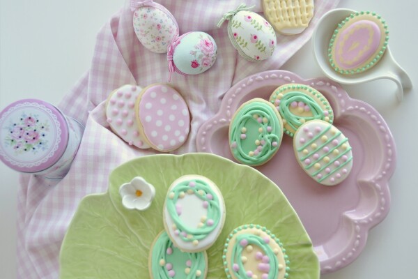 I have made these butter cookies for Easter. They were decorated with royal icing, using light Spring tones. I love the props used in this photo and I believe they complement my cookies perfectly. 