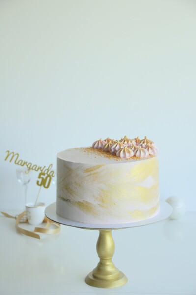This was a chocolate and raspberry cake, covered in vanilla swiss buttercream and painted in gold, made for the 50th birthday of Margarida, a sweet client. I wanted to make a special cake as it was a special celebration and I loved this photo in particular. I hope you do too.