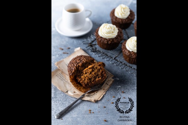Gluten-free rice and carrot muffin.<br />
Camera: Fuji X-T3<br />
Lens: Fujinon 16-55 mm <br />
Settings: ISO 160, 32,1mm, 1/10 sec at f/3.6, tripod, artificial light