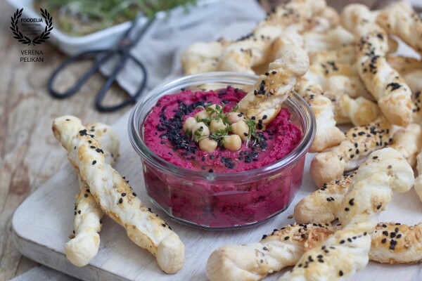 Beetroot Hummus Recipe - Bright pink beet hummus is as healthy as it is pretty!<br />
Recipe can be found on my website: https://www.sweetsandlifestyle.com/rezept/rote-rueben-hummus/