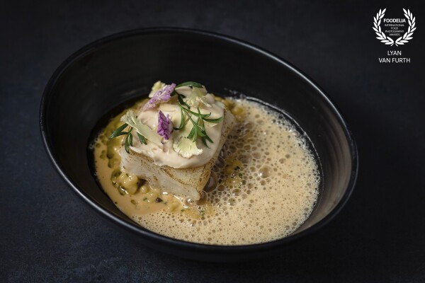 For a new restaurant in Amsterdam, I made a series of food photo's for the menu and socials. This codfish with fregola, cauliflower, and beurre-blanc.