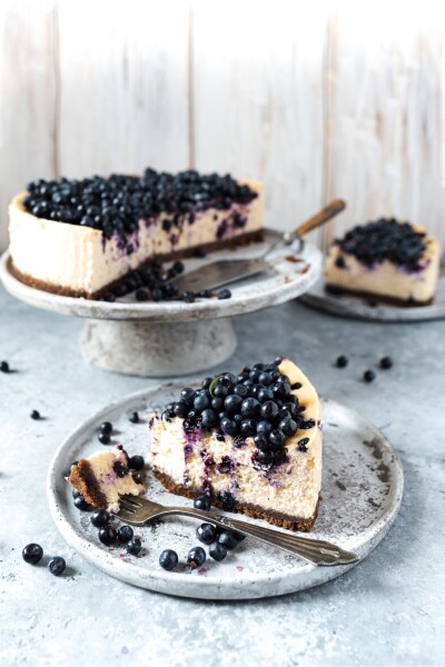 Blueberries cheesecake with ruby chocolate
Camera: Fuji X-T3
Lens: Fujinon 16-55 mm
Settings: ISO 80, 23.4 mm, f/4.0, 1/13 sec, tripod