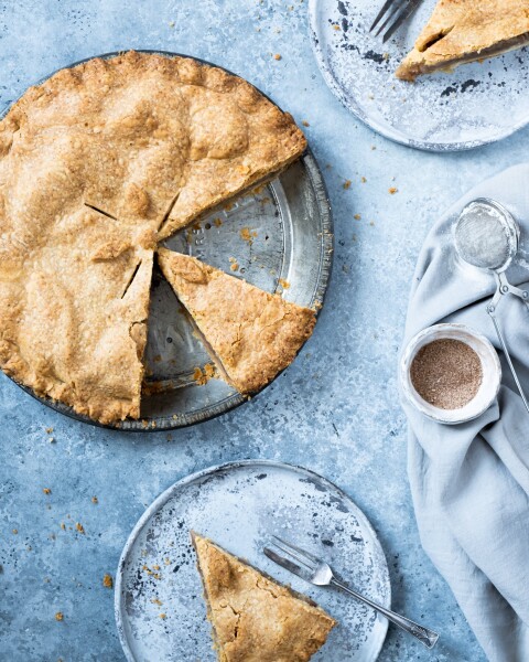Applepie with russet apples that are best about apple pies. 
Camera: Fuji X-T3
Lens: Fujinon 16-55 mm
Settings: ISO 640, 37.6 mm, 1/17 s, f/5.6
Shot using natural light.
