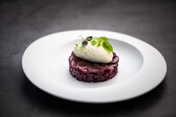 I've had this amazing plate by @madeinjapanuk in my collection for months and tried my plating skills with a beetroot tartare with a horseradish quenelle. Studio lights were the better choice to daylight, to get the shape of the plate evenly lit. 