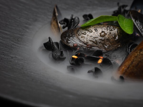 This pasta made from 100% Italian durum wheat gets its striking coloring from the addition of squid ink, served with mussels in white wine sauce and chili flakes, and topped off with dry ice for decoration.
