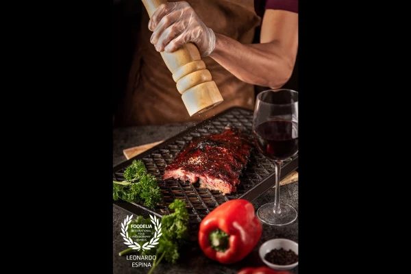 Photoshoot made for a cooking academy called "La Mesa del Chef" in Panama. Shooting a tender and juicy spare rib rack in a barbecue sauce.