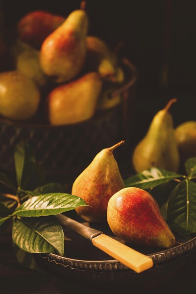 Love these dainty pears; its red blush is a beauty! So before eating, I took them for a photo shoot. The image is then edited to a style resembling a vintage painting.