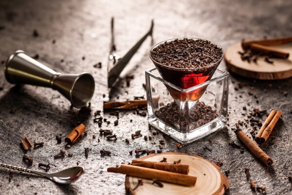 A shot of smoked rum with a touch of coffee and cinnamon. Simply delicious. A backlight made with a beauty dish to achieve great contrast and pronounced shadows.