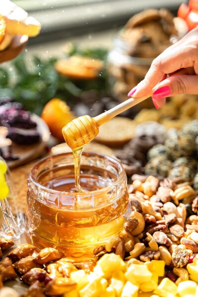 With honey everything is tastier. A charming and very delightful photo. Taking advantage of the natural light through a side window on a warm afternoon.