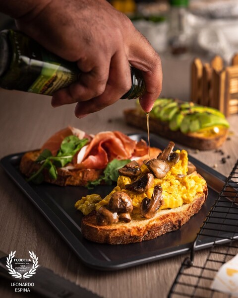 Some gourmet bruschette which you cannot resist from. Working with a large softbox sideways to generate soft lights and shadows in the scene...