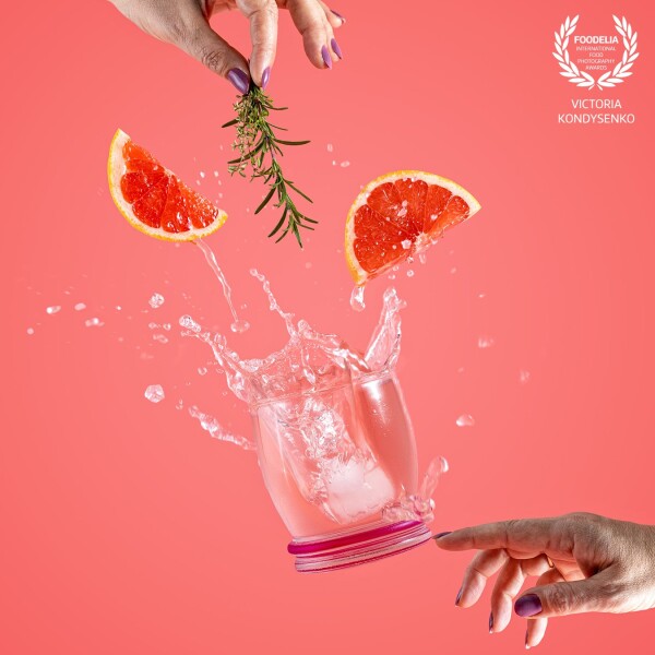 Grapefruit rosemary thyme fresh summer drink. How best to convey the freshness of a grapefruit drink? Undoubtedly, finding the perfect burst.