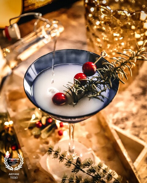 A cocktail of Austrian schnaps and Korean peach milk soda, garnished with cranberry and fragrant rosemary. A new creation just wonderful for this holiday season.