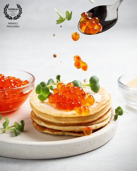 What is your most delicious breakfast? For me it's pancakes with red caviar. <br />
Photo shoot of Lemberg caviar for @caviarhouse_lavia