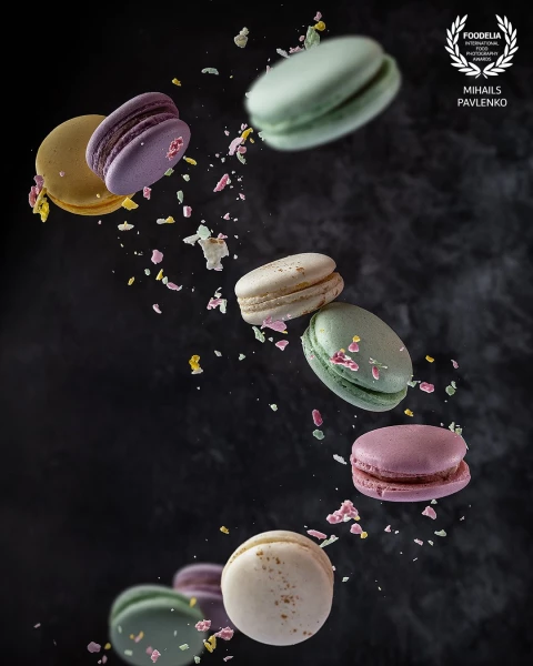 Macarons or macaroons, who knows the difference? Have you ever tried to cook it yourself?<br />
Photos shoot of macarons in splash-flying style.
