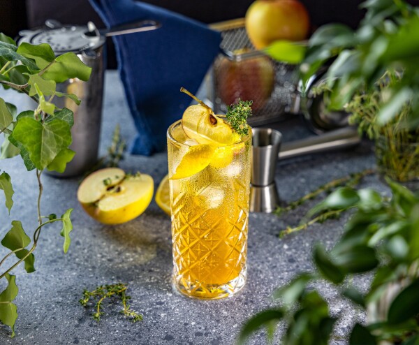 Autumn Fizz. This delicious fall cocktail is the perfect mix of herbaceous and autumnal flavor. Sparkling cider, dry gin and  Jamaican Ginger Sugar makes for a truly delicious, beautiful and refreshing fall drink.