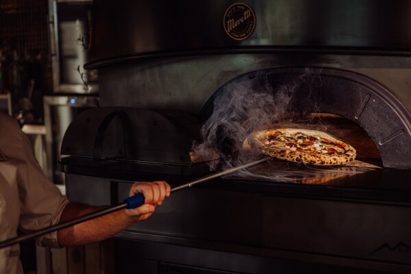 Autumn delicious and freshly out of the oven pizza at Gusto Restaurant in Karpacz - Poland.
@marcin4funphotos
@fotofoodie
@restauracja_gusto
@thatpizzaiolo
@hotel_tremonti_karpacz