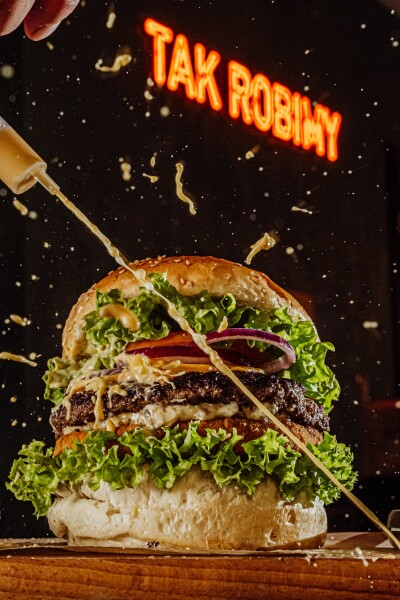 Cheese loaded burger at Tak Robimy restaurant in Opole - Poland.
@marcin4funphotos
@fotofoodie
@takrobimy
@miastoopole