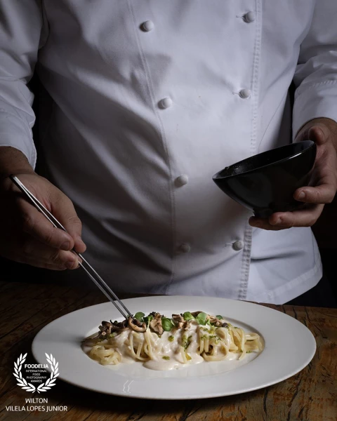 A chef preparing a dish exclusively for you.

Um chef preparando um prato exclusivamente para você...