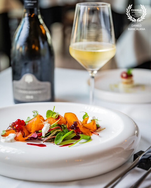 Fresh fish carpaccio. The brightness of the environment enhances the colors of the dish, creating an atmosphere of refined elegance.<br />
https://www.instagram.com/foodphotographyroma?igsh=ZjN0OXUyMHhxcXdi