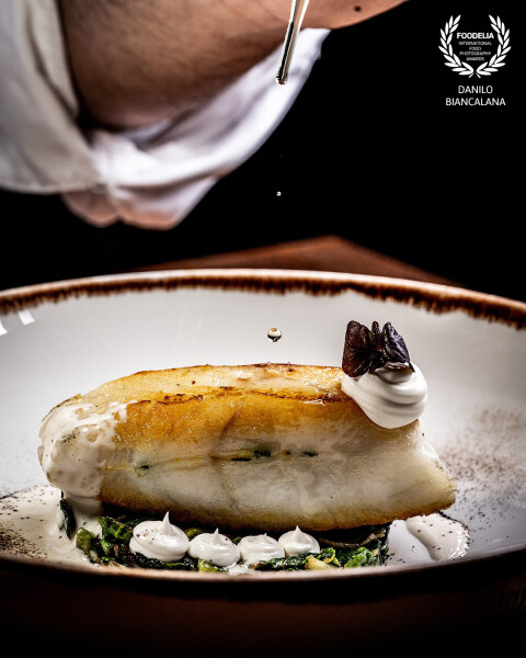 A skilful touch enhances the natural flavor of the ingredients.  The golden oil glides over the fish, creating an inviting image.  Every drop is a promise of taste and pleasure for the palate<br />
https://www.instagram.com/foodphotographyroma?igsh=ZjN0OXUyMHhxcXdi