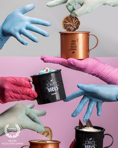 The colors of the drinks.