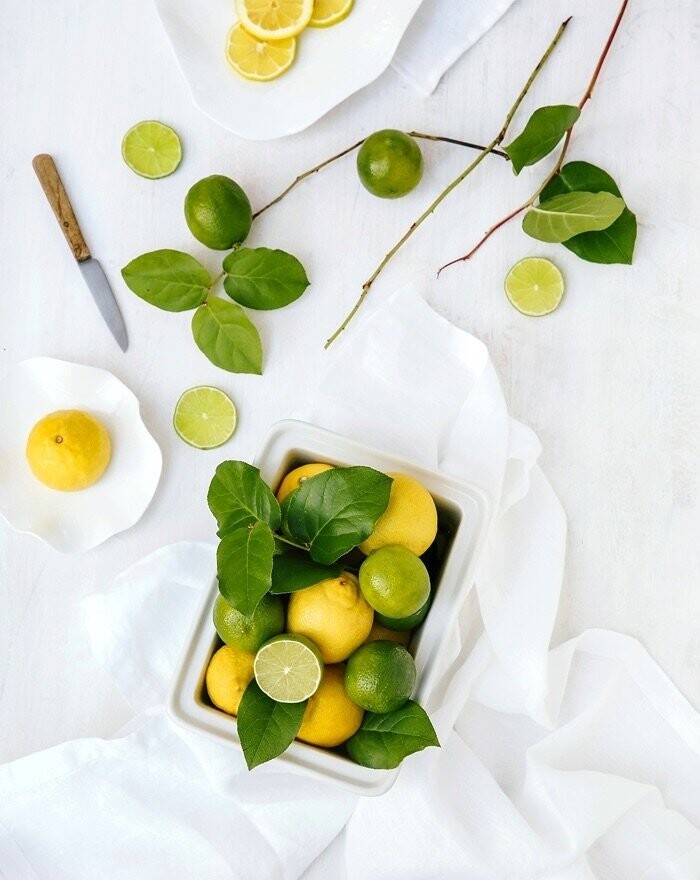 Because we love to indulge from time to time, we appreciate a quick and easy detox. Hot water + citrus fruit = voilà! Perfect way to start your day! And spontaneously made for a pretty picture too!