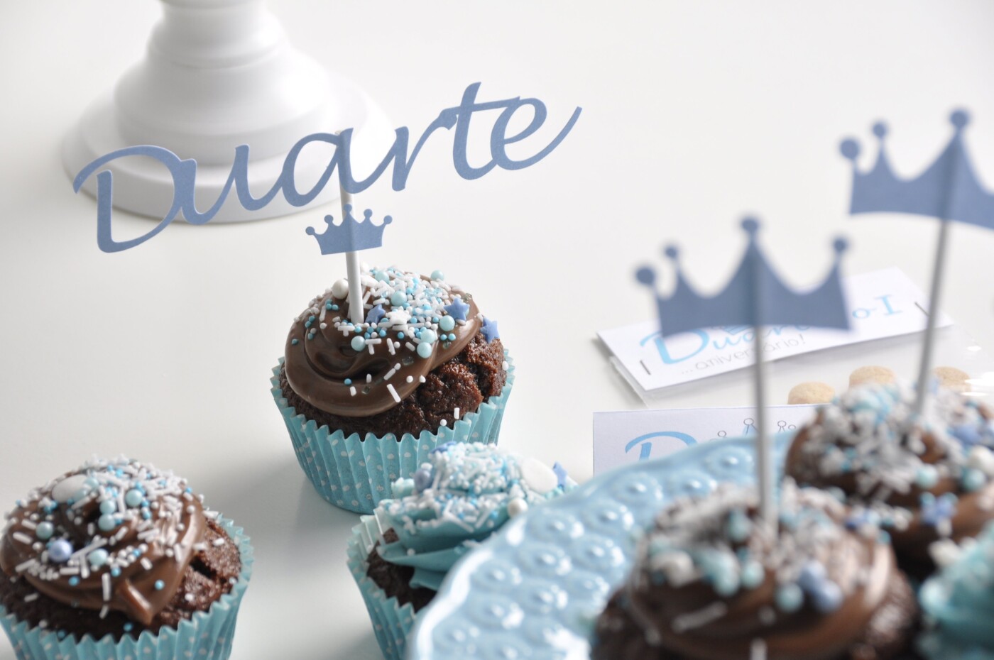 I have made these cupcakes for Duarte's first birthday. He is the lovely son of two of my closest friends and I was very happy to be a part of their family's celebration. Duarte was also the name of the 11th Portuguese king, so the blue crown set the theme of the party, as chosen by Duarte's parents. Isn't it just perfect?