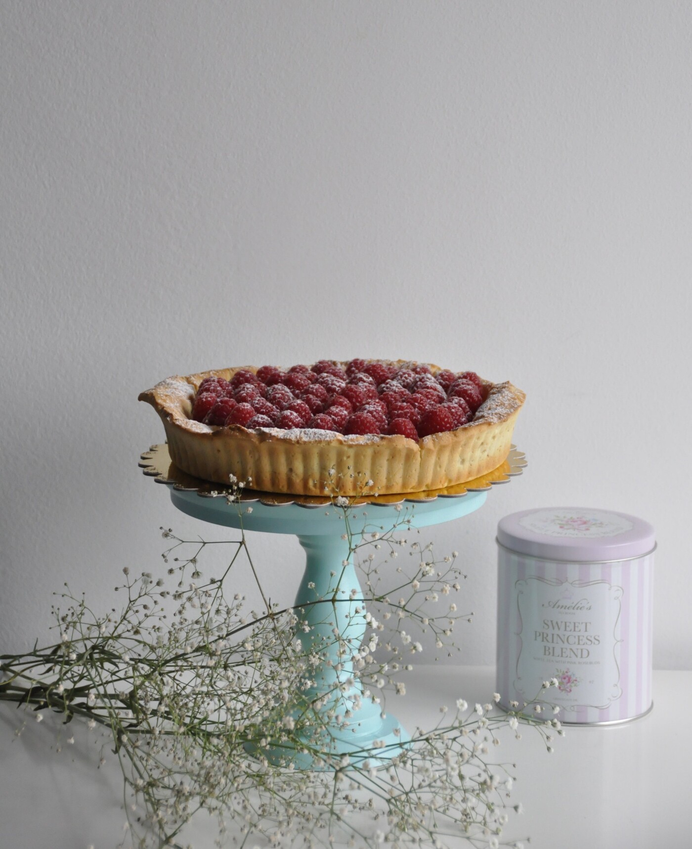 This raspberry and lemon curd tart is a favorite and I have baked it for a colleague at the office. A sweet friend had posted the cake stand to me the night before, as an adorable birthday gift. I though it would make a good combination with the baby breaths and the pouring rain outside...