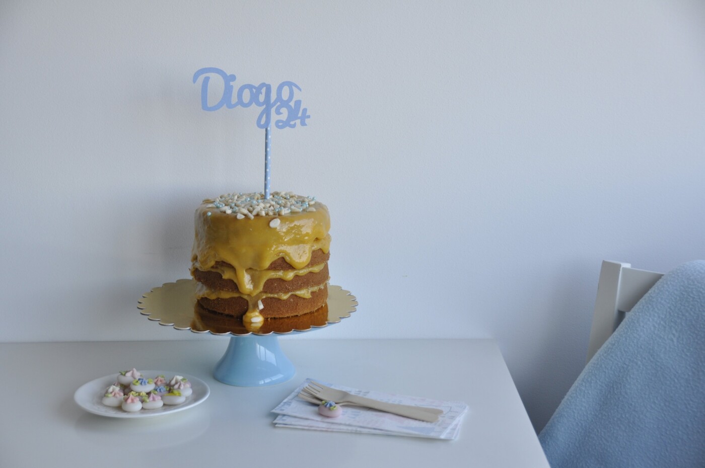 I have baked this cake for a dear friend, whose stepson turned 24 earlier this year. This is a vanilla cake with egg cream, which is a Portuguese traditional filling, with sliced almonds on top. I have made the customized cake topper and coordinated the colors in the photo to match its soft blue.