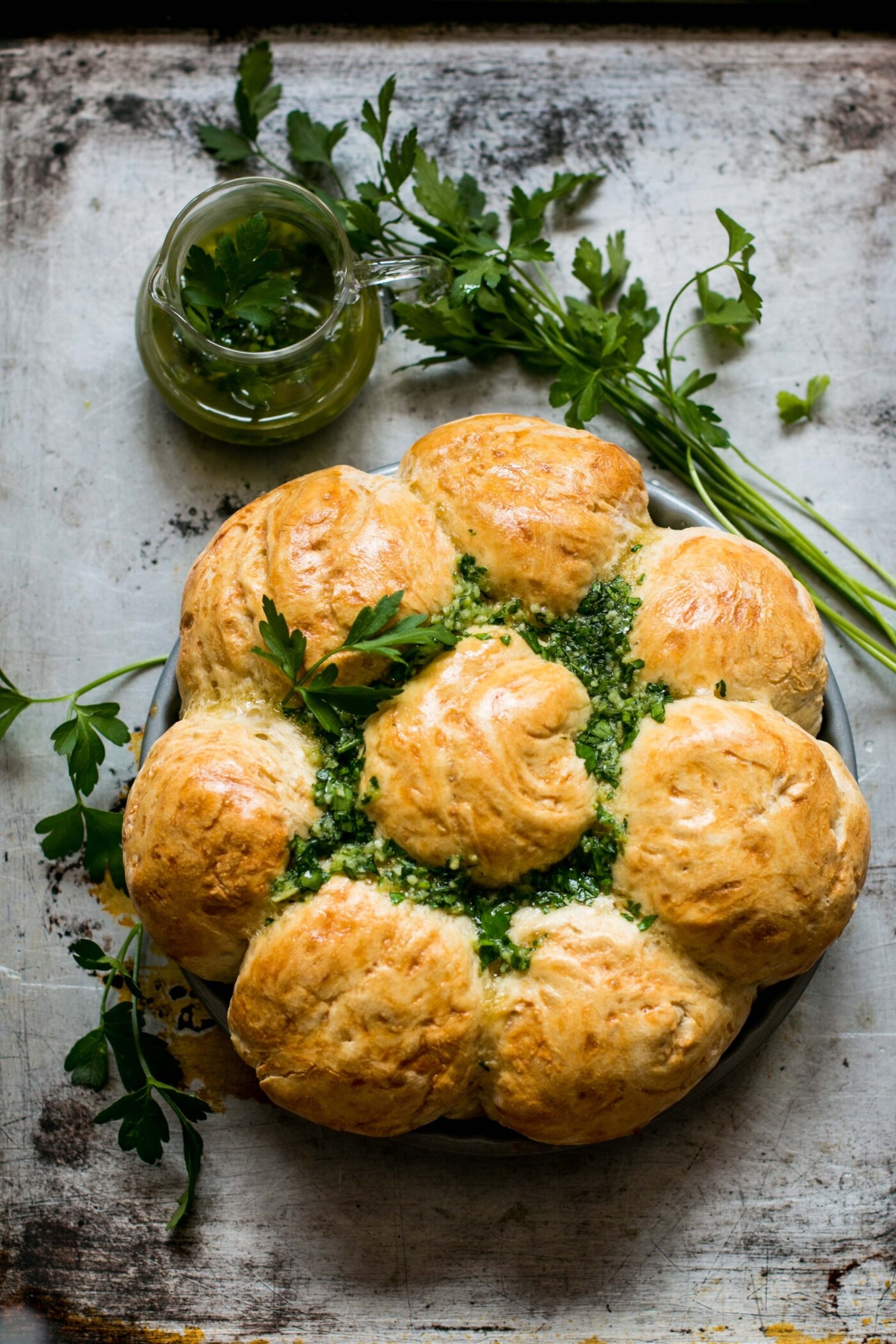 This tear apart garlic and parsley bread was made for my son. He loves to share food with his friends and that way he could invite neighbours for supper. I almost couldn't resist biting into it while taking that picture...the smell was amazing !